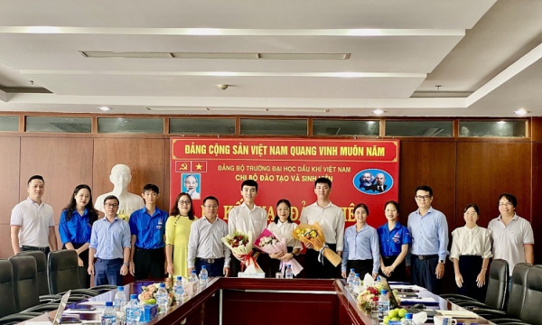 Trường Đại học Dầu khí Việt Nam tổ chức Lễ kết nạp đảng viên cho 3 quần chúng ưu tú là sinh viên năm 2023