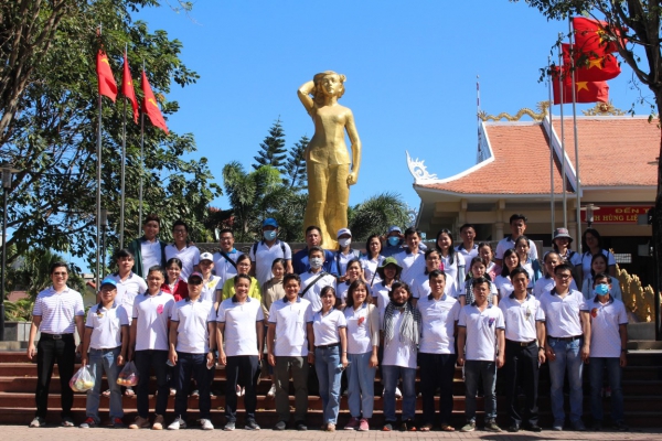 Đảng ủy PVU tổ chức hoạt động về nguồn “Dâng hương Đài tưởng niệm anh hùng liệt sỹ Võ Thị Sáu và thăm khu di tích lịch sử cách mạng Minh Đạm”