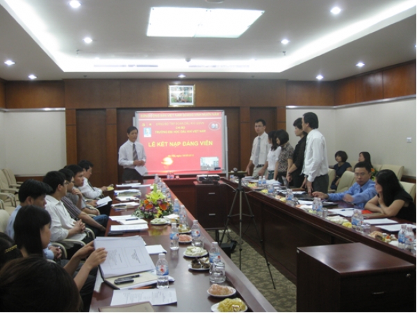 Chi bộ Trường Đại học Dầu khí Việt Nam tổ chức Lễ kết nạp đảng viên