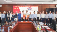 Chi bộ 5 thuộc đảng bộ NCKH&ĐT tổ chức lễ kết nạp đảng viên cho quần chúng ưu tú là sinh viên 
