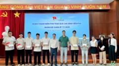 ĐOÀN THANH NIÊN TẬP ĐOÀN PETROVIETNAM TRAO QUÀ TẾT CHO SINH VIÊN PVU