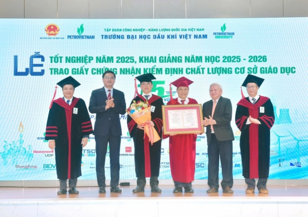 PVU vinh dự đón nhận Giấy chứng nhận Kiểm định chất lượng giáo dục chu kỳ mới