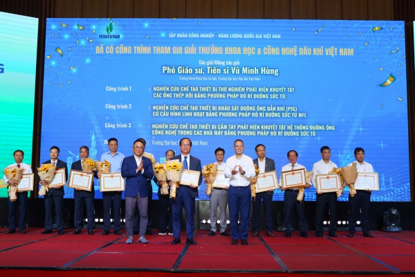 Petrovietnam trao Giải thưởng Khoa học v&agrave; C&ocirc;ng nghệ Dầu kh&iacute; Việt Nam cho c&aacute;c c&ocirc;ng tr&igrave;nh ti&ecirc;u biểu