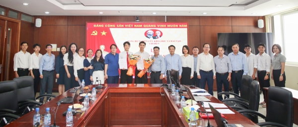 Chi bộ 5 thuộc đảng bộ NCKH&amp;ĐT tổ chức lễ kết nạp đảng viên cho quần chúng ưu tú là sinh viên PVU