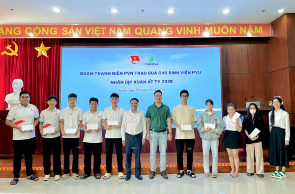 ĐOÀN THANH NIÊN TẬP ĐOÀN PETROVIETNAM TRAO QUÀ TẾT CHO SINH VIÊN PVU