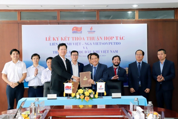 Vietsovpetro signed a cooperation agreement with PVU and awarded 25 scholarships to students who overcome difficulties and study well.