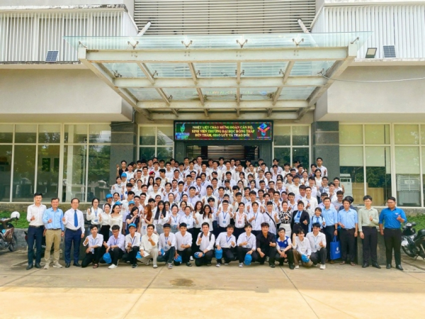 PVU đ&oacute;n tiếp đo&agrave;n c&aacute;n bộ, giảng vi&ecirc;n, sinh vi&ecirc;n Trường Đại học Đồng Th&aacute;p đến tham v&agrave; giao lưu học tập