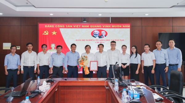 ĐẢNG BỘ NGHIÊN CỨU KHOA HỌC &amp; ĐẠO TẠO TỔ CHỨC LỄ KẾT NẠP ĐẢNG VIÊN CHO QUẦN CHÚNG ƯU TÚ