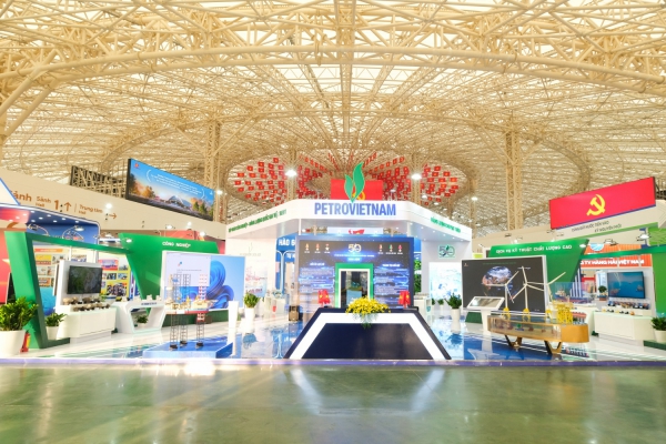 Chủ tịch HĐTV Petrovietnam Lê Mạnh Hùng kiểm tra gian trưng bày tại Triển lãm 80 năm thành tựu đất nước