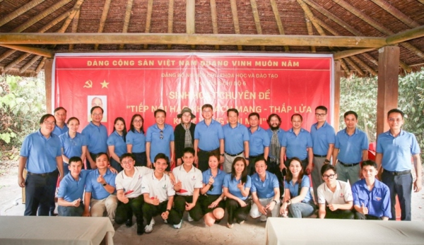 "Tiếp nối h&agrave;o kh&iacute; c&aacute;ch mạng - Thắp lửa kh&aacute;t vọng đổi mới"
